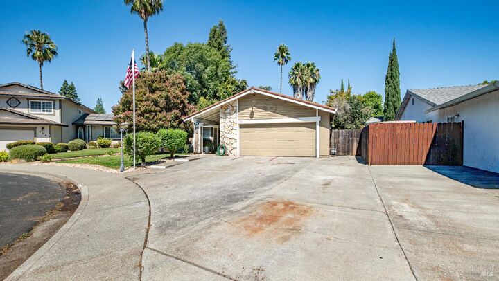 Property Photo: 210 Pembroke Court CA 95687