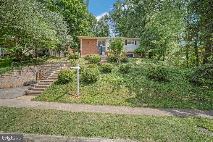 Property Photo: 7826 Glenister Drive VA 22152
