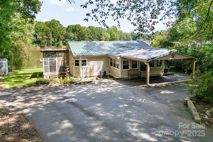 Property Photo: 6778 Emerald Isle Drive NC 28673