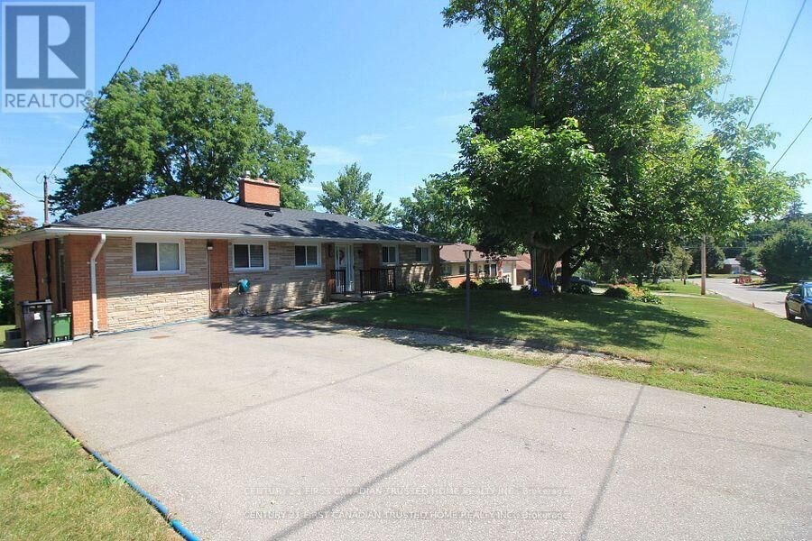 Property Photo:  133 Deer Park Circle West  ON N6H 3B9 