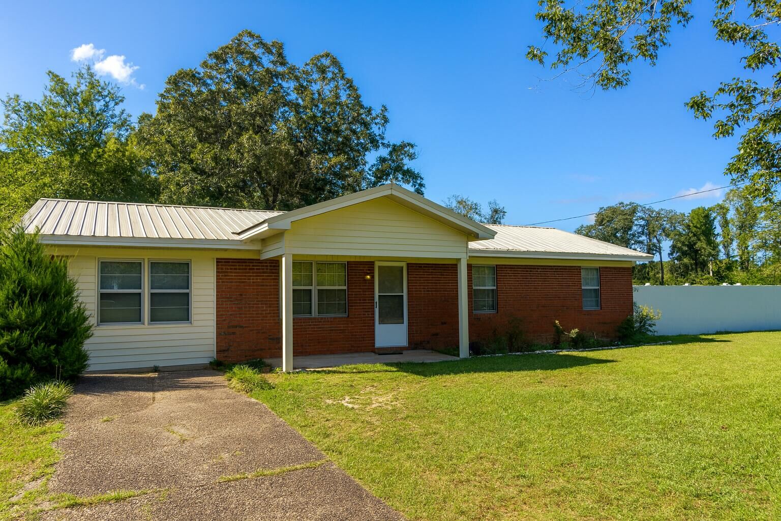 Property Photo:  1208 Sunshine Drive  FL 32539 