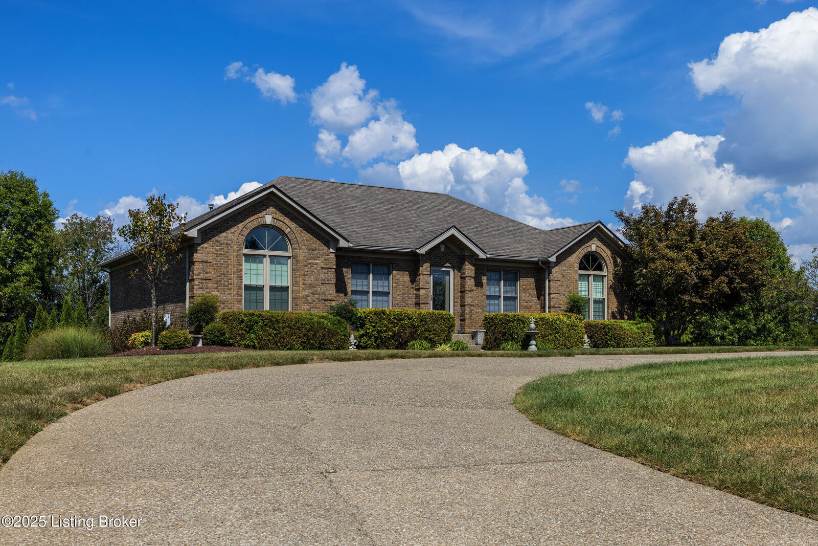 Property Photo: 650 Foxmoore Dr KY 40071