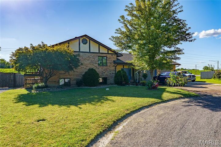 Property Photo:  136 Donna Drive  IL 62048 