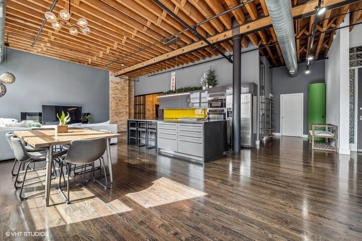 Property Photo: 420 W Grand Avenue 2H IL 60654