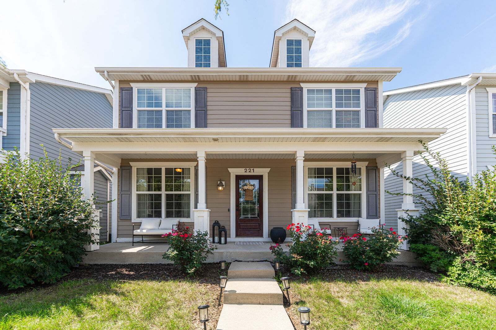 Property Photo: 221 S Oak Street IL 60112