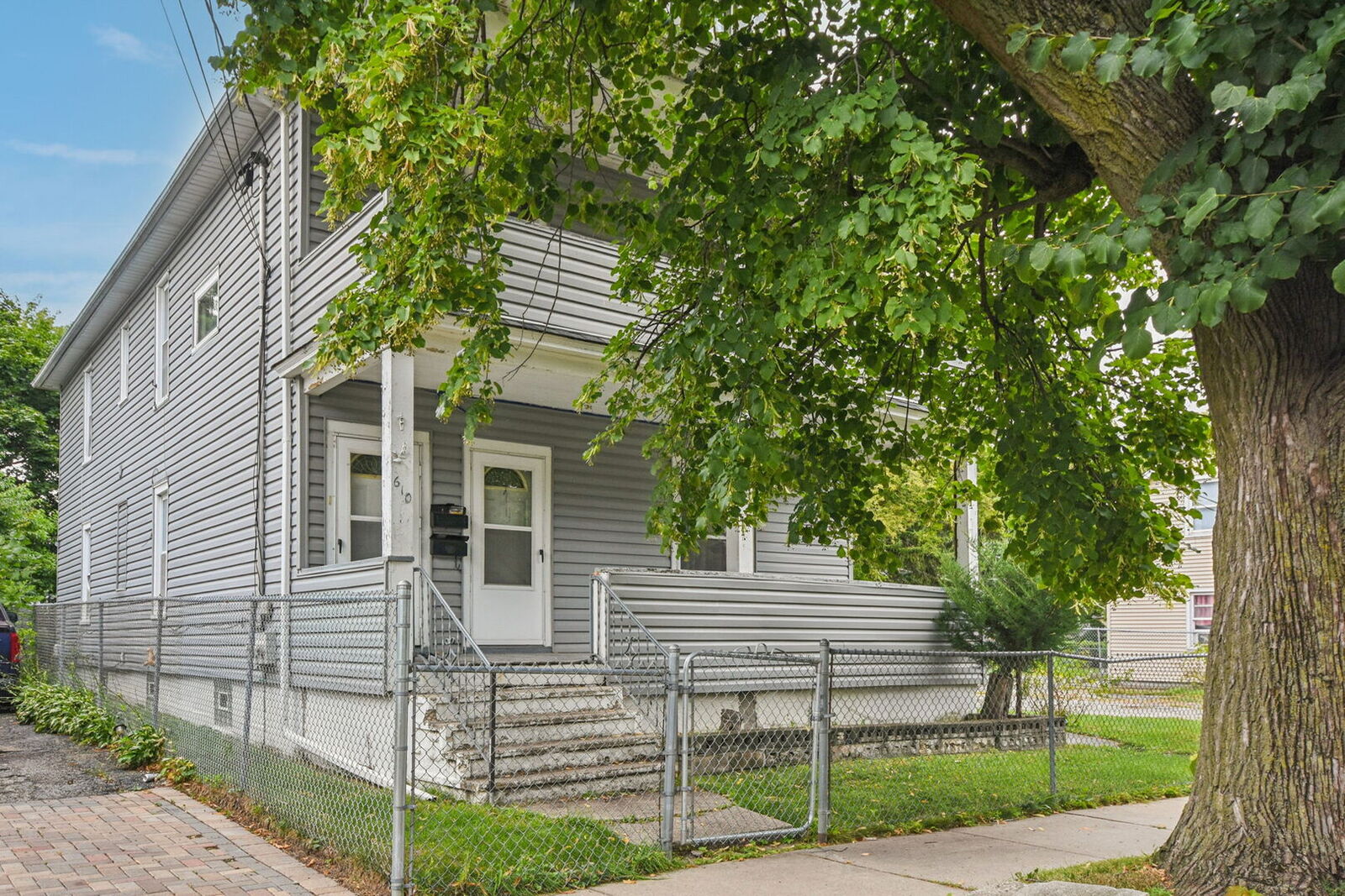 Property Photo:  610 Bluff Street  IL 60085 