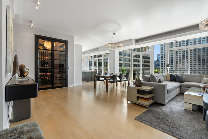 Property Photo:  550 N Saint Clair Street 2502  IL 60611