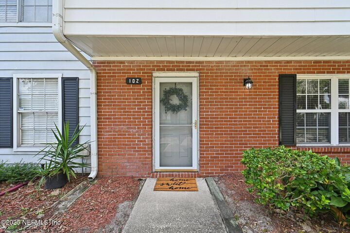 Property Photo: 102 Kettering Way FL 32073