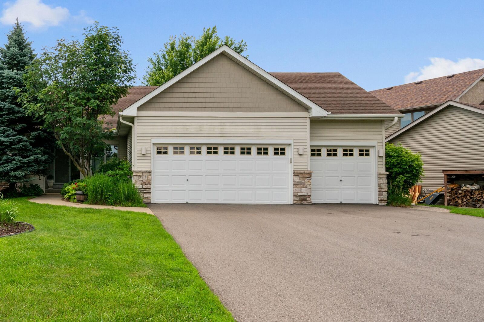 Property Photo:  977 Bavaria Hills Terrace  MN 55318 