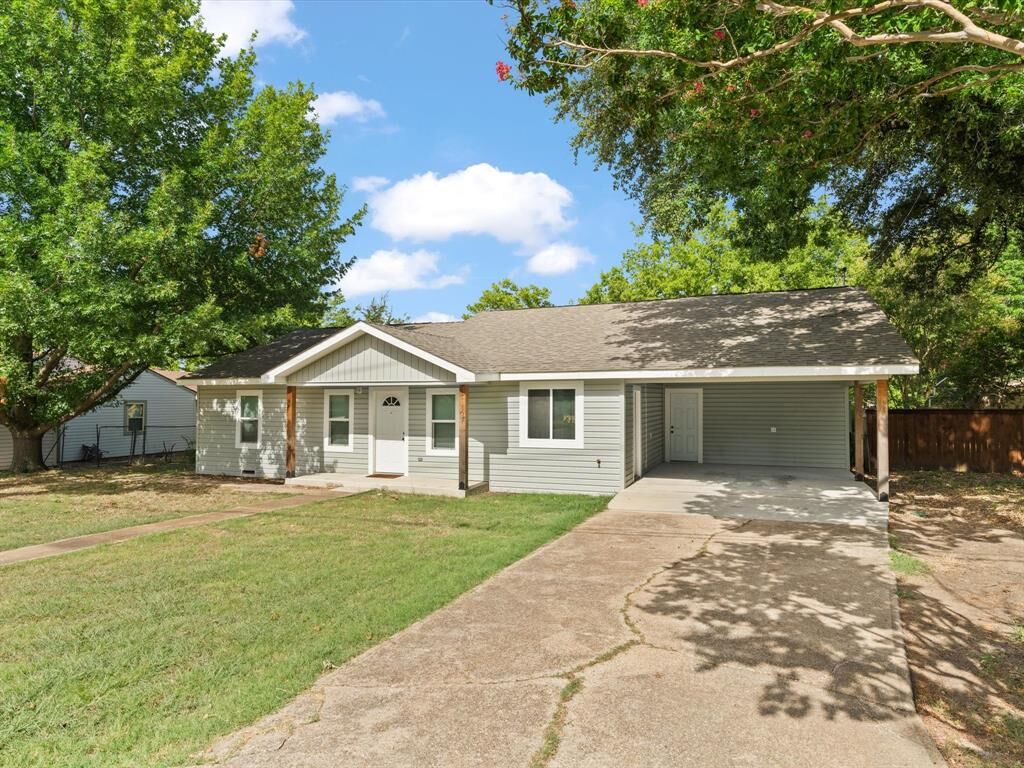 Property Photo: 109 Harmonson TX 76247