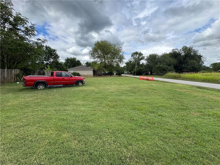 Property Photo: 609 SW 6th Avenue AR 72736