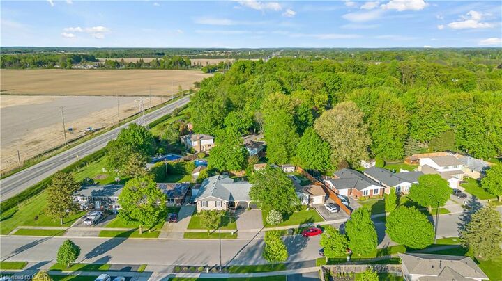 Property Photo: 18 Old Farm Road ON N3R 6P5