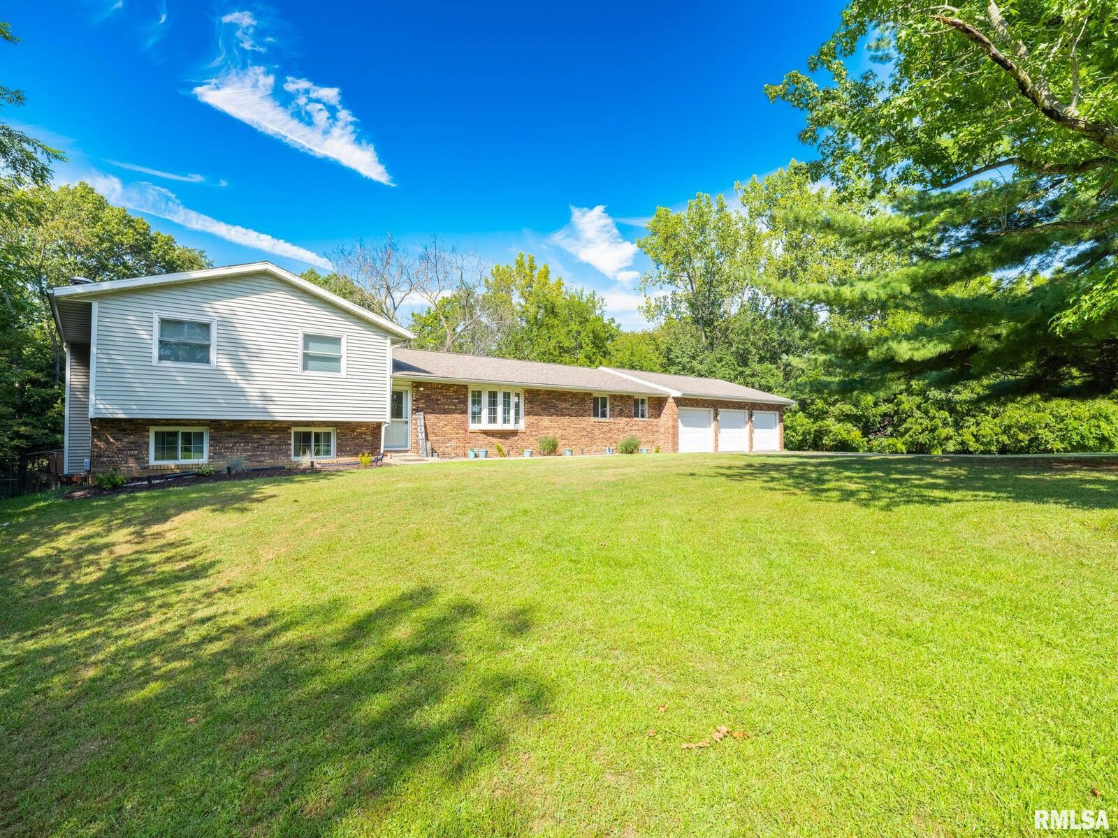 Property Photo: 10821 W Woodhaven Drive IL 61536