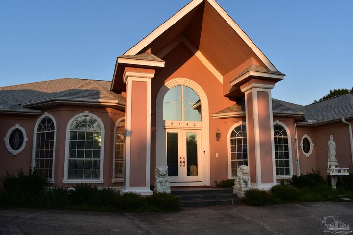 Property Photo: 5542 Oakmont Dr FL 32571