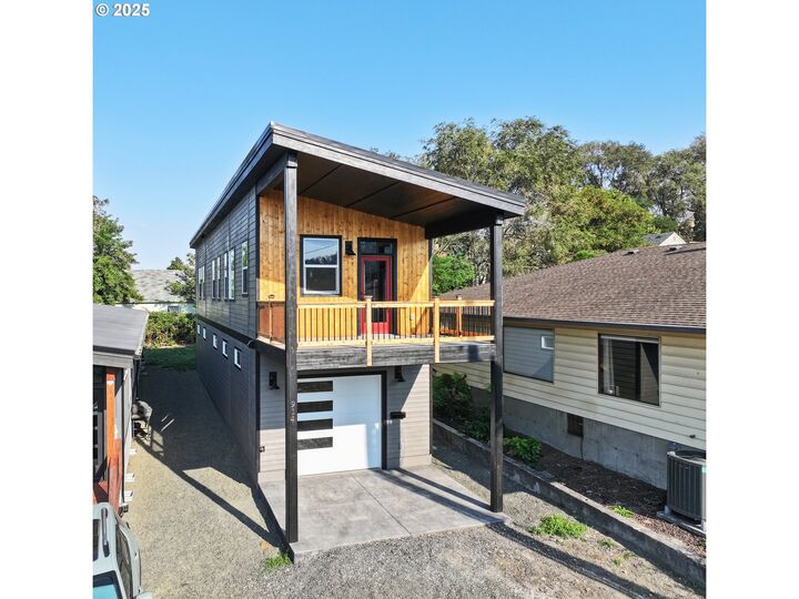 Property Photo:  914 Clark St  OR 97058 
