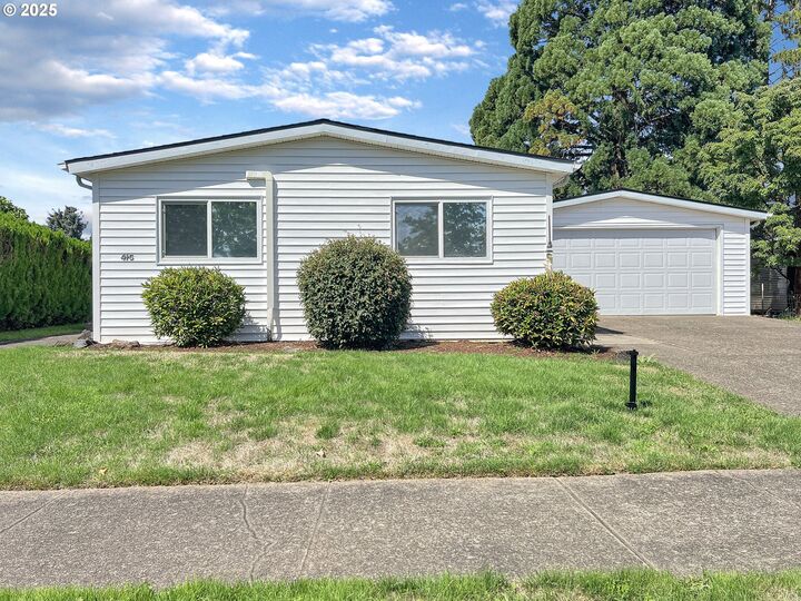 Property Photo: 416 Lochaven Ave OR 97477