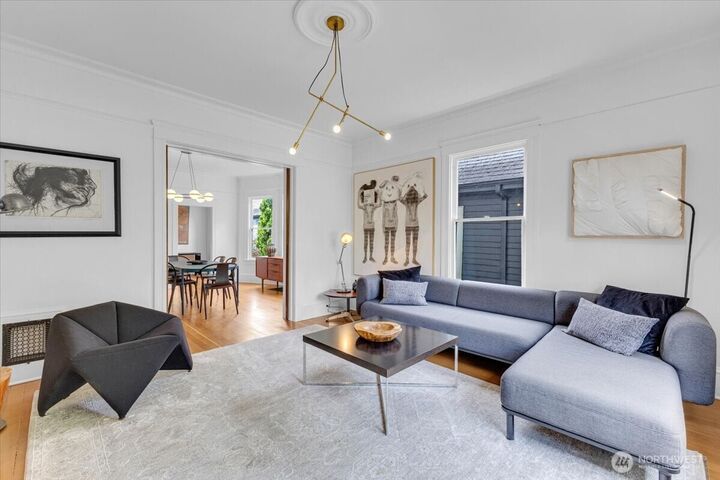 Property Photo:  109  11th Avenue E  WA 98102 