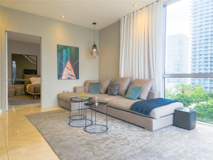 Property Photo:  1060 Brickell Ave 1517  FL 33131 