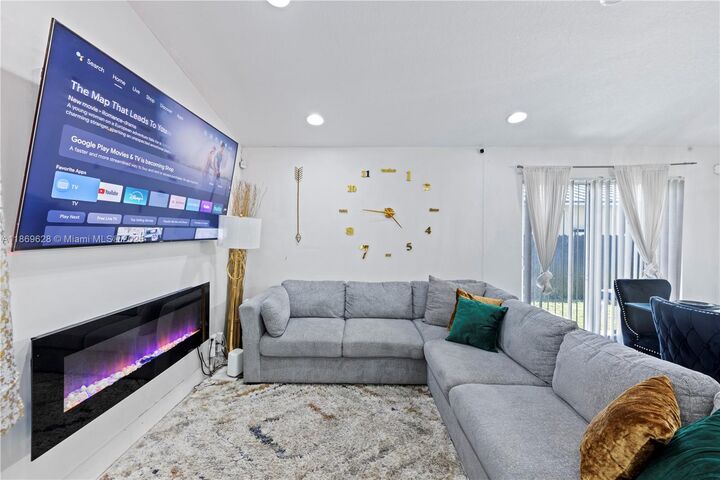 Property Photo: 135 NW 6th Ave FL 33004