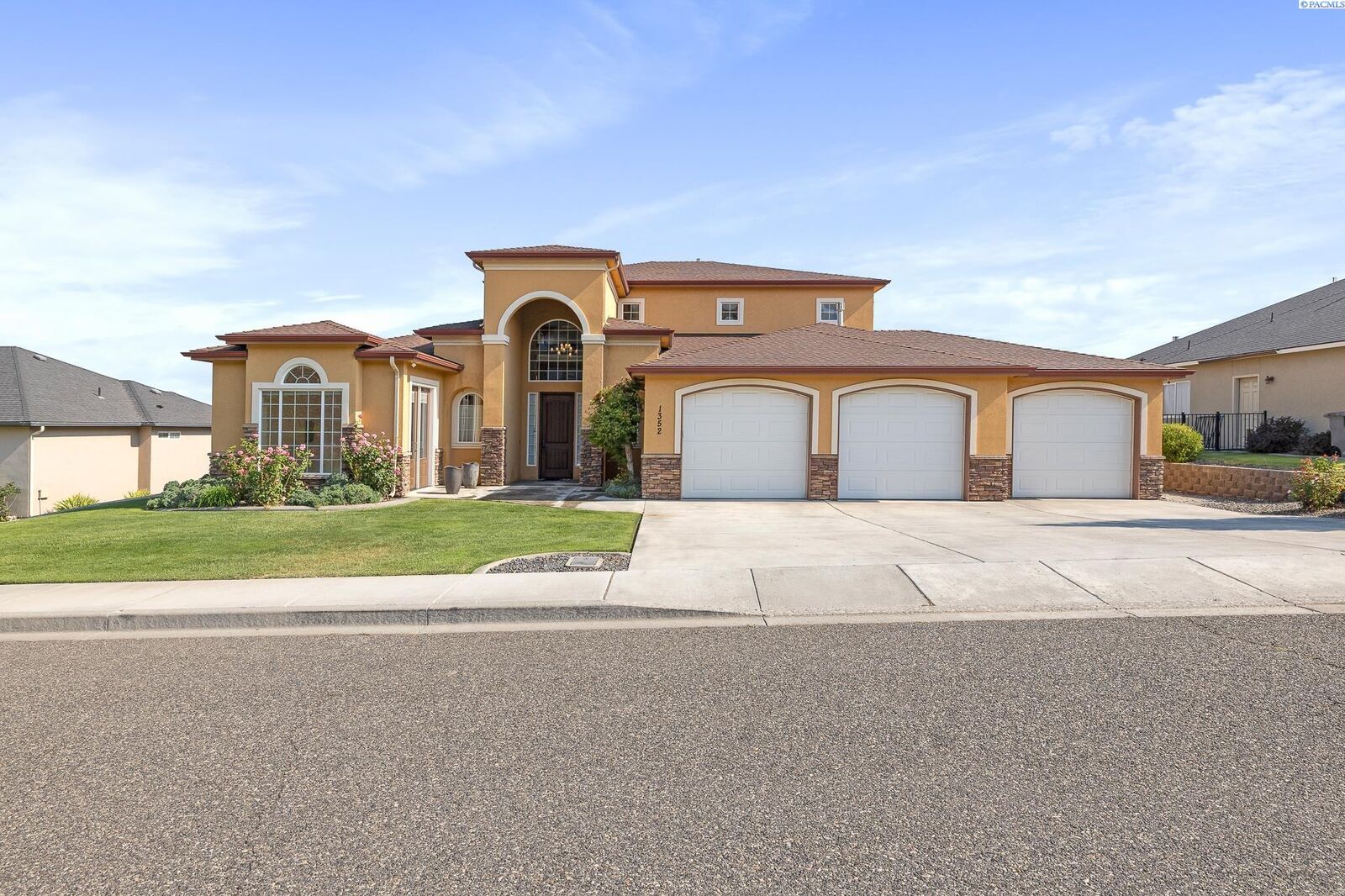 Property Photo: 1352 Westgate Way WA 99352