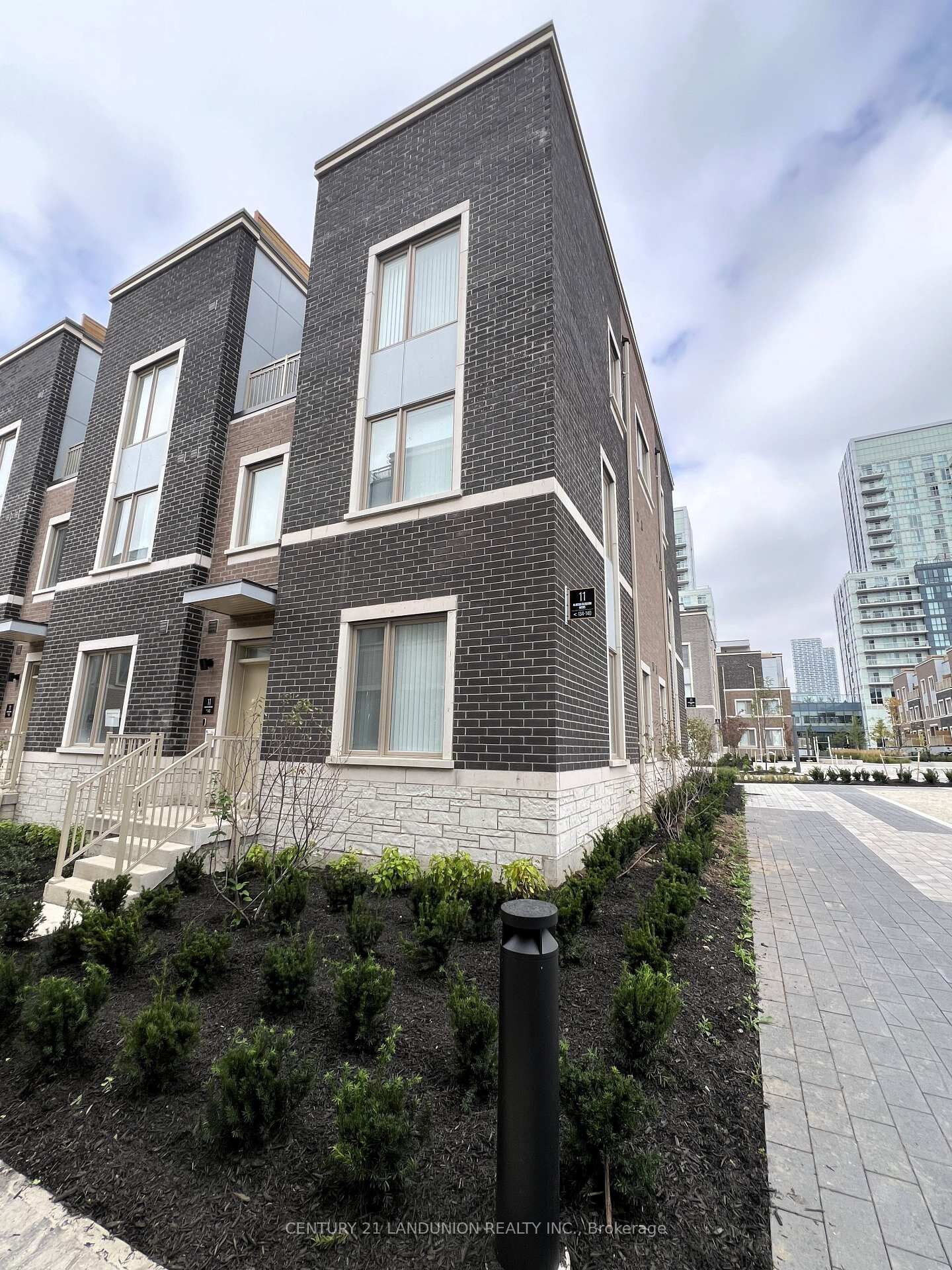 Property Photo:  11 Almond Blossom Mews 140  ON L4K 0N7 