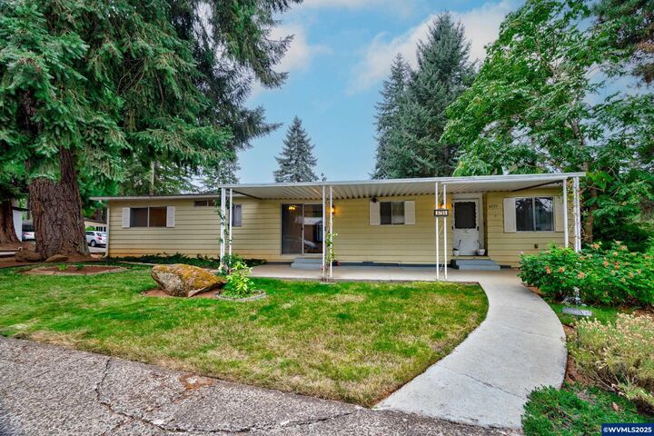 Property Photo: 6795 Fairway Av SE 6795 OR 97306