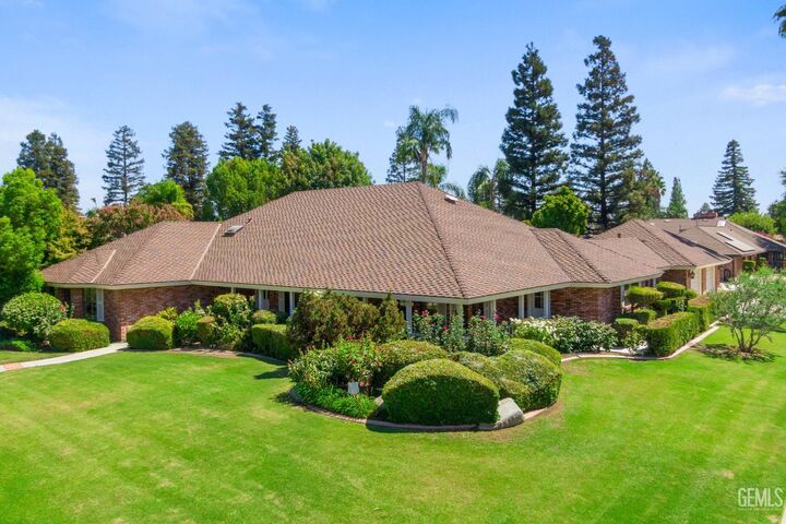 Property Photo: 7705 Calle Cerca CA 93309