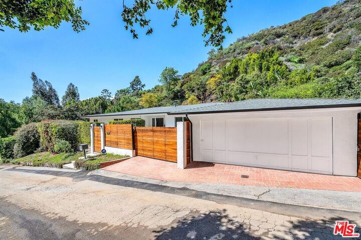 Property Photo:  9495 Gloaming Dr  CA 90210 