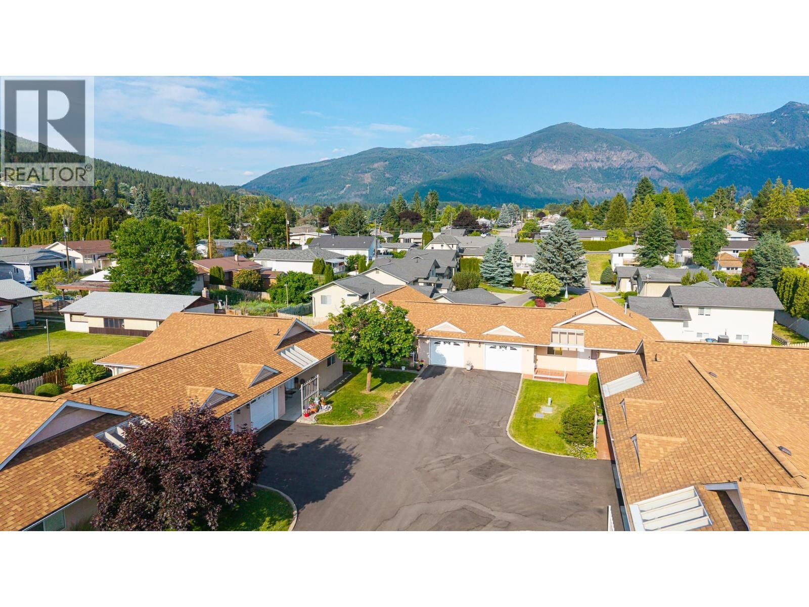 Property Photo: 518 18th Avenue South 6 BC V0B 1G5
