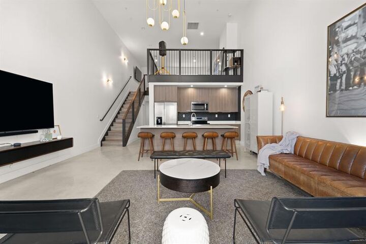 Property Photo: 410 NE 36th St 10 FL 33334