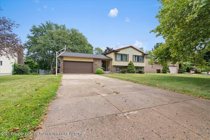 Property Photo:  2524 Newport Dr Drive  MI 48906 