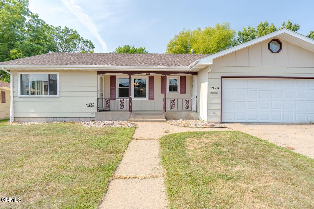 Property Photo:  1920 N 2nd Street  ND 58501 