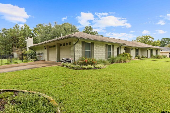 Property Photo:  1610 Pinecrest Dr  TX 75644 