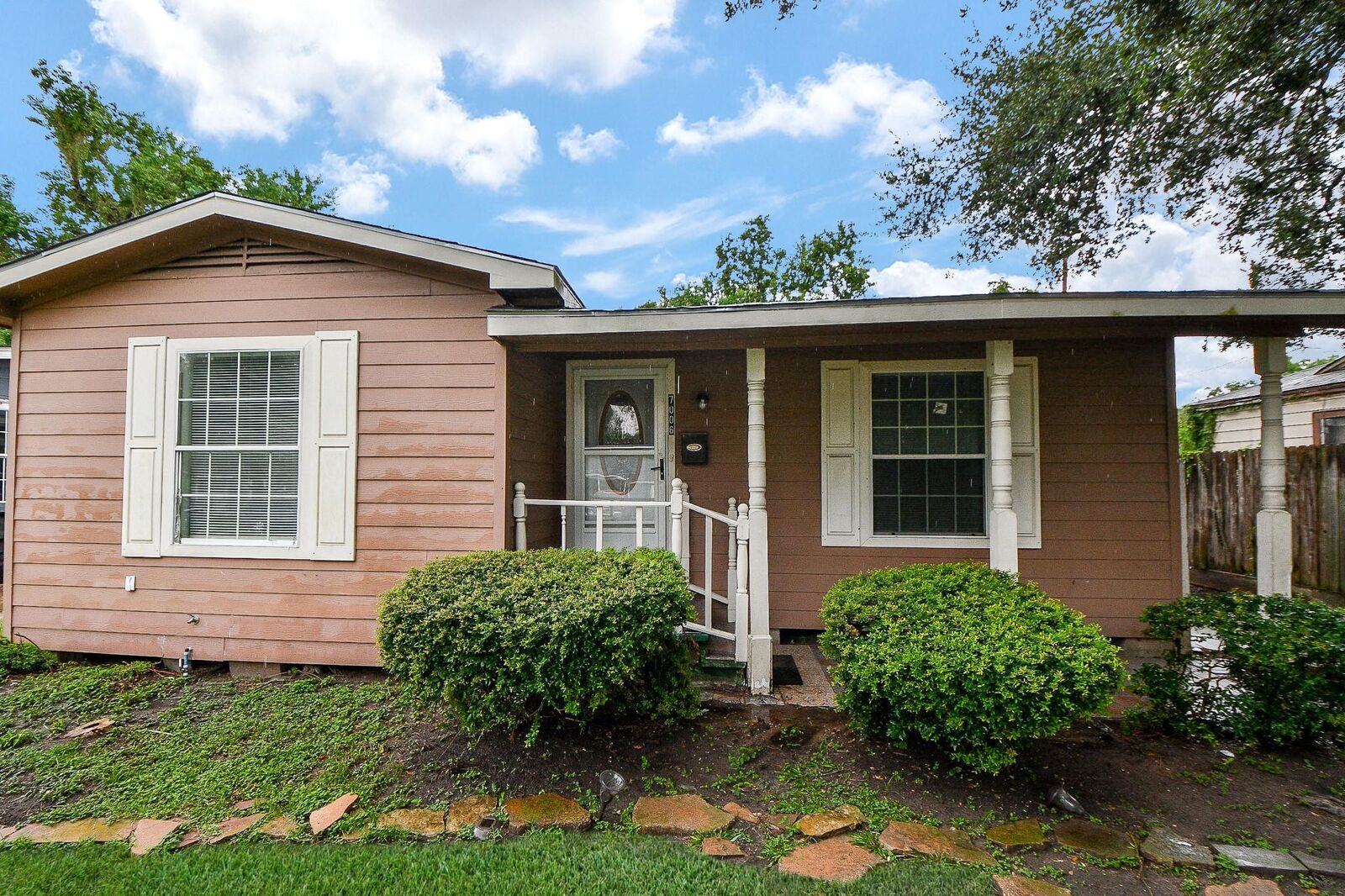 Property Photo:  7006 England Street  TX 77021 