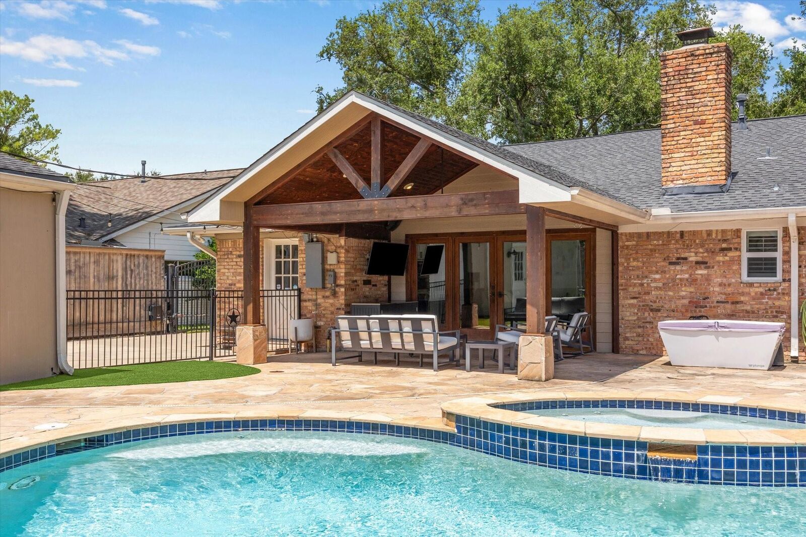 Property Photo: 5811 Spellman Road TX 77096
