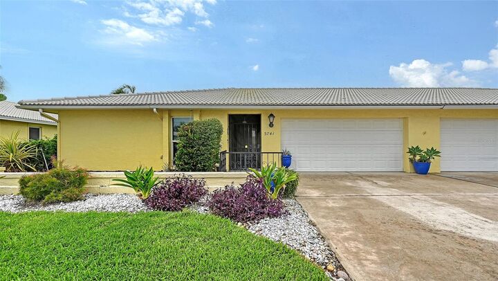 Property Photo: 3741 Amesbury Lane 5607 FL 34232