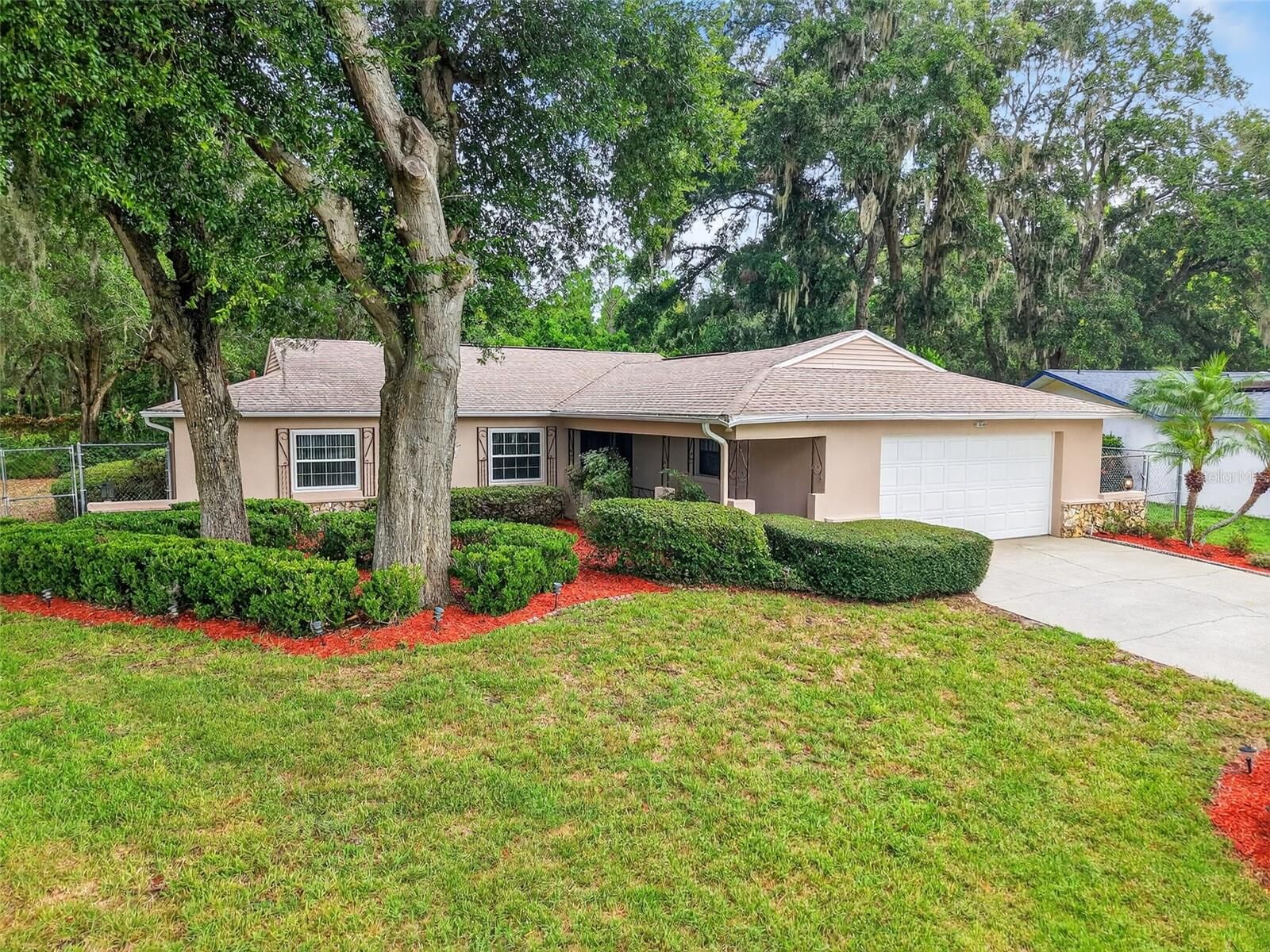 Property Photo: 13545 Devenshire Court FL 32735
