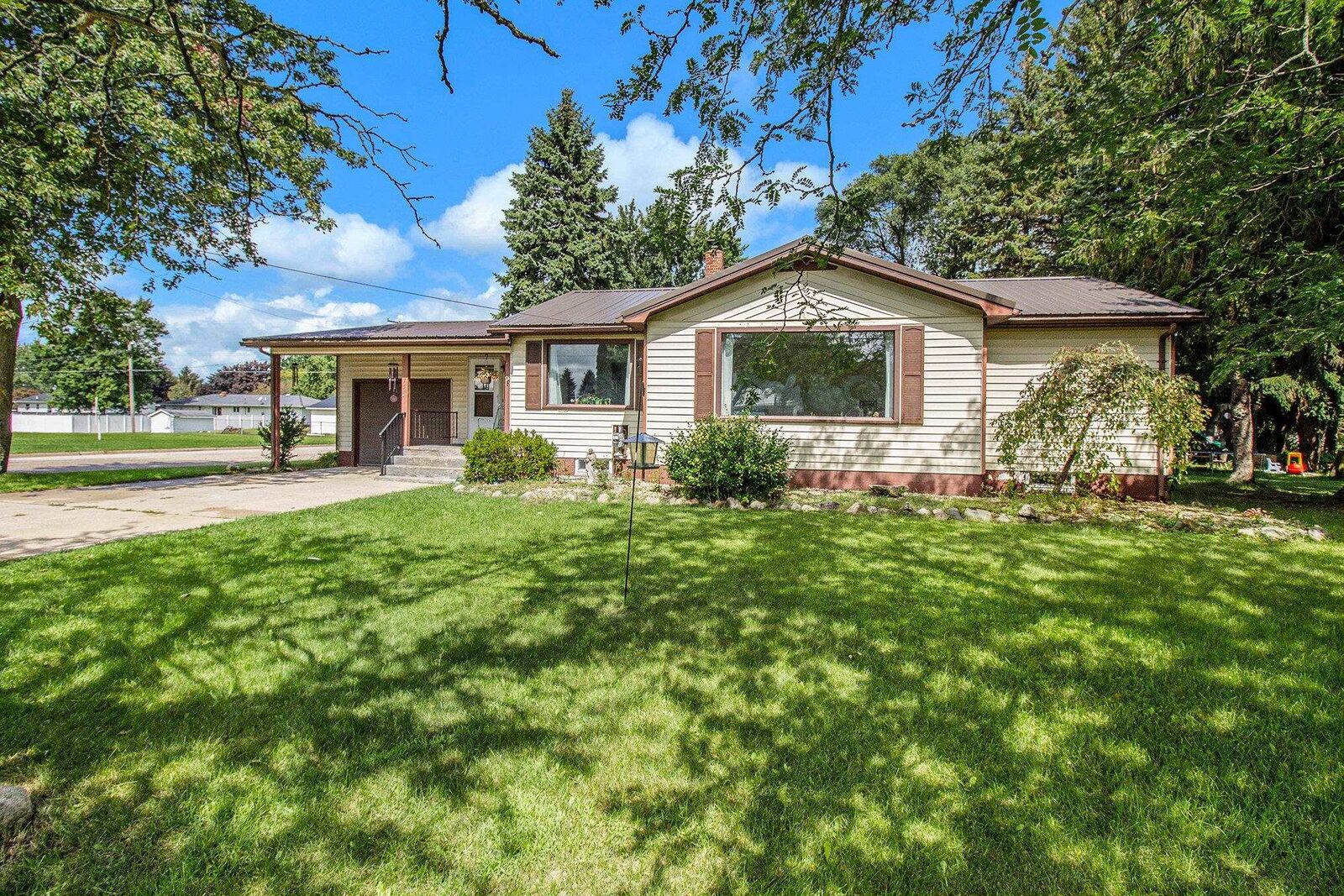 Property Photo:  1975 Agnes Street  MI 48441 
