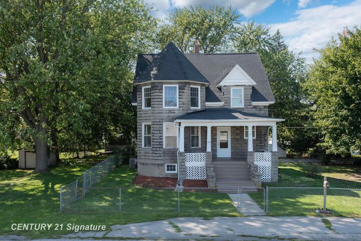 Property Photo: 300 S Columbian Street MI 48706