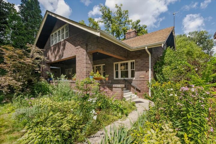 2216 W Greenleaf Avenue  Chicago IL 60645 photo