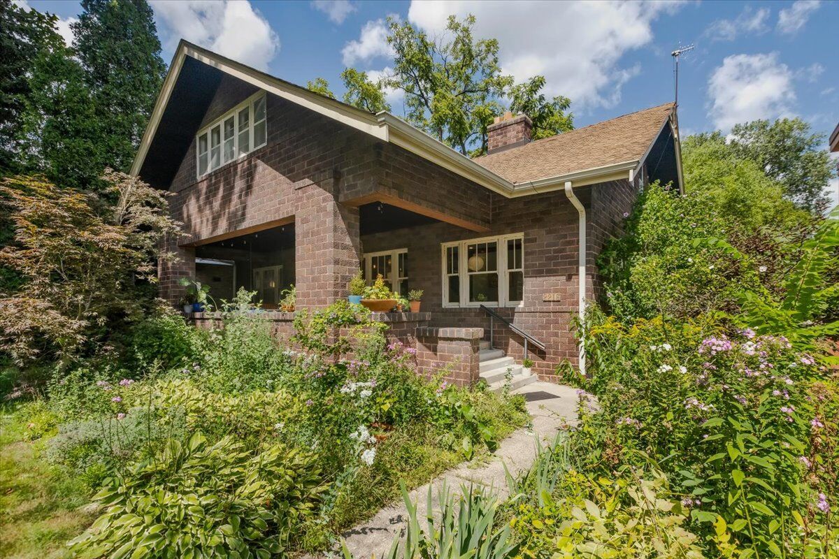 Property Photo:  2216 W Greenleaf Avenue  IL 60645 