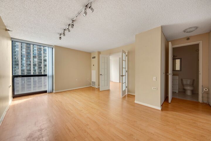 Property Photo: 1122 N Clark Street 2109 IL 60610