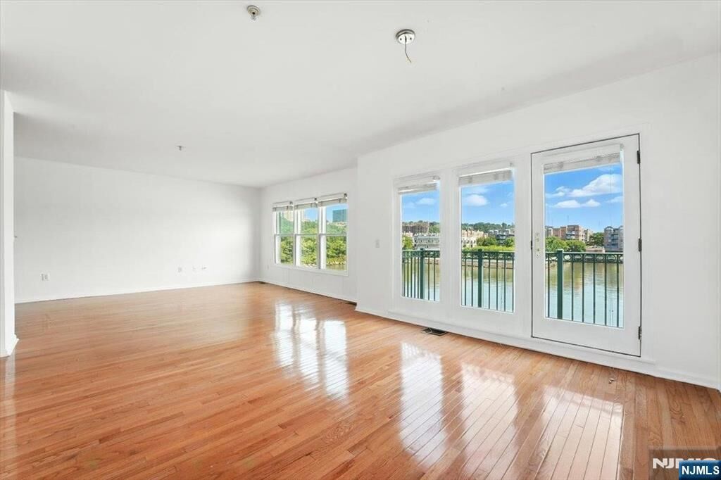 Property Photo: 252 The Promenade 9-252 NJ 07020