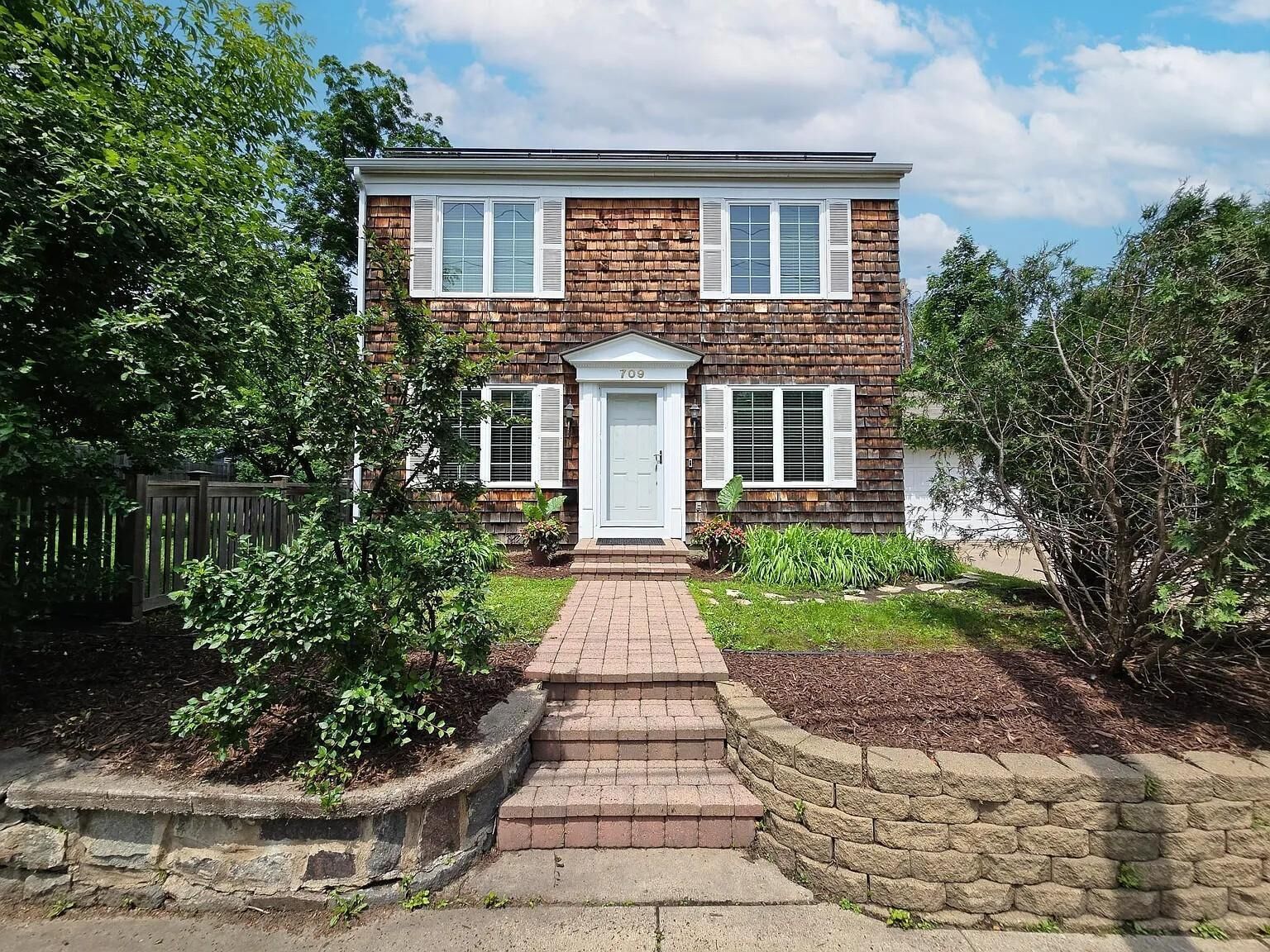 Property Photo: 709 Wayzata Boulevard E MN 55391