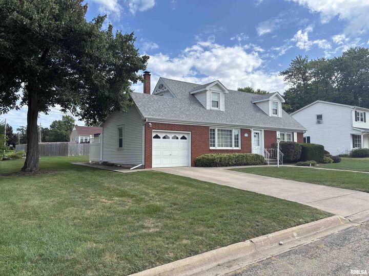 Property Photo: 823 Lawndale Street IL 61540