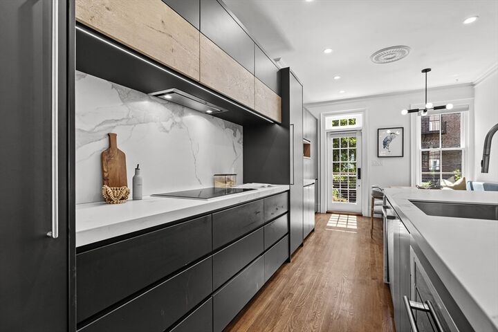 Property Photo:  6 Dartmouth Place 6  MA 02116 