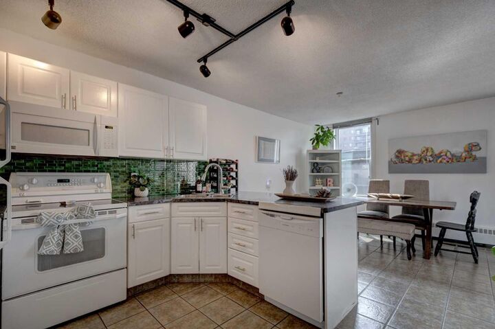 Property Photo: 1328 13 Avenue SW 602 AB T3C 0T3