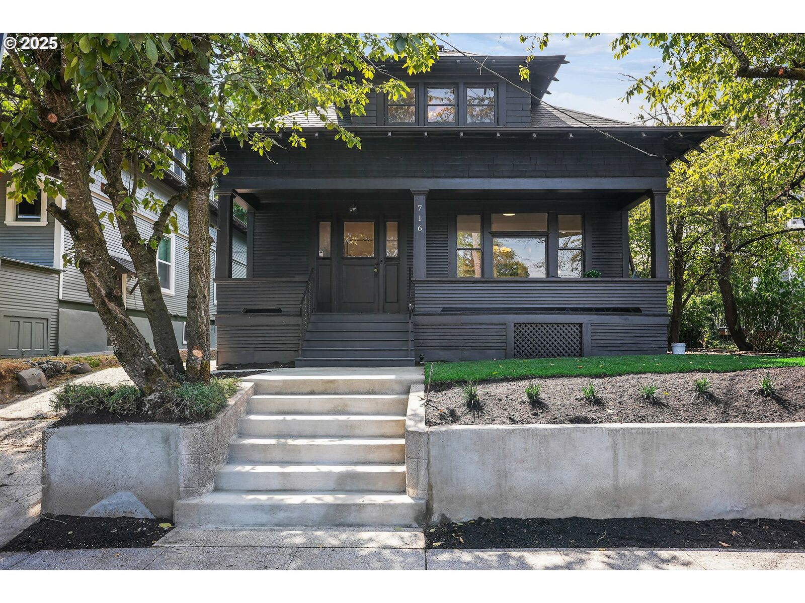 Property Photo:  716 N Alberta St  OR 97217 