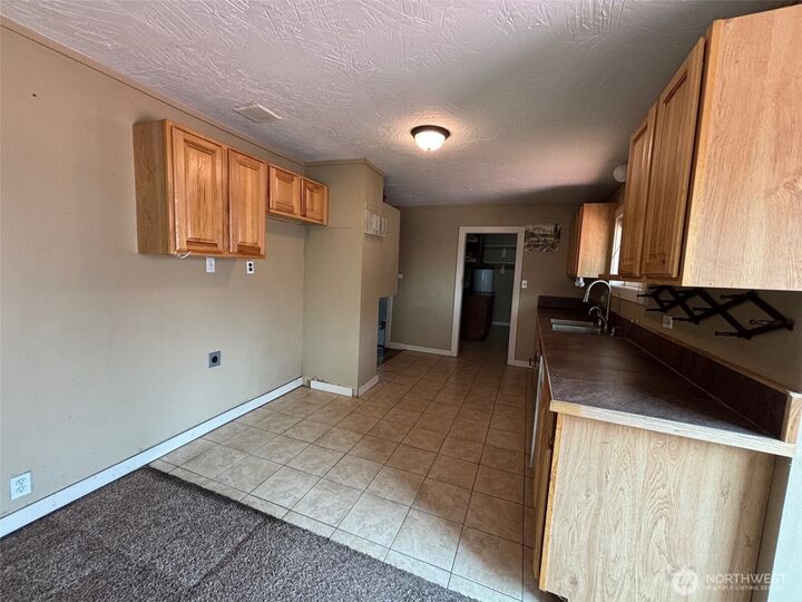 Property Photo:  602 N Pacific Street  WA 98926 