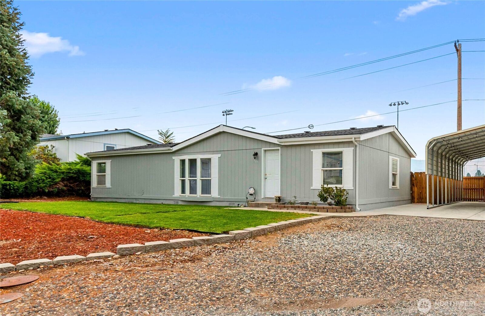 Property Photo: 824 Garden Plaza WA 98802